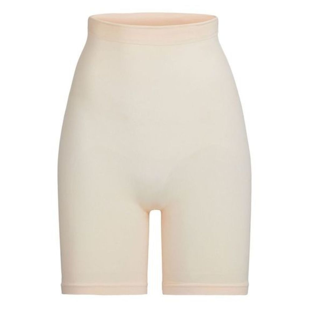 SKIMS SCULPTING SHORT ABOVE THE KNEE/ SAND